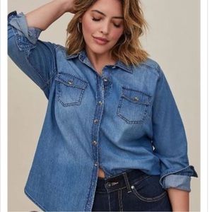 ⭐️NEW with tags Torrid Taylor Medium Wash Denim Button Down Shirt (4X) ⭐️
